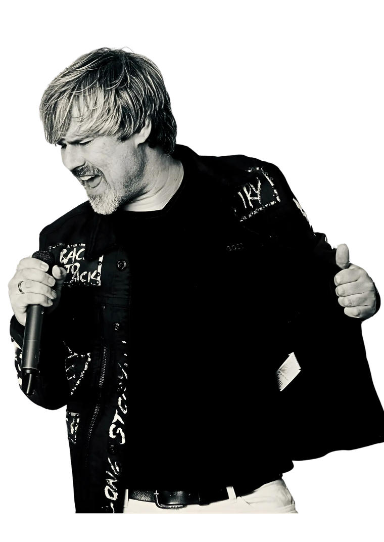 Robin Henderson, Sänger und Songwriter aus Stuttgart, singt in ein Mikrofon